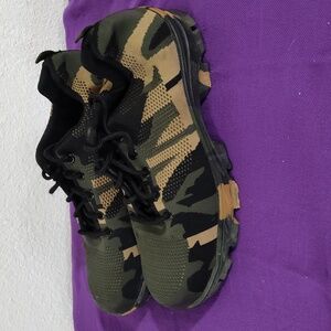 Men's camo steel-toed shoes